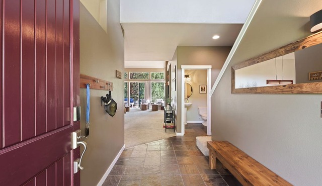 Brighter Days - Hot Tub! Fantastic Escape! Resort Amenities! in Redmond