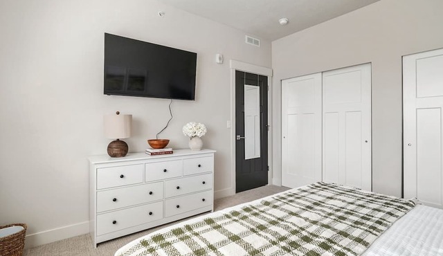 Cozy Swiss Condo - King Bed, Sleeps 6, Free Blanket in Midway