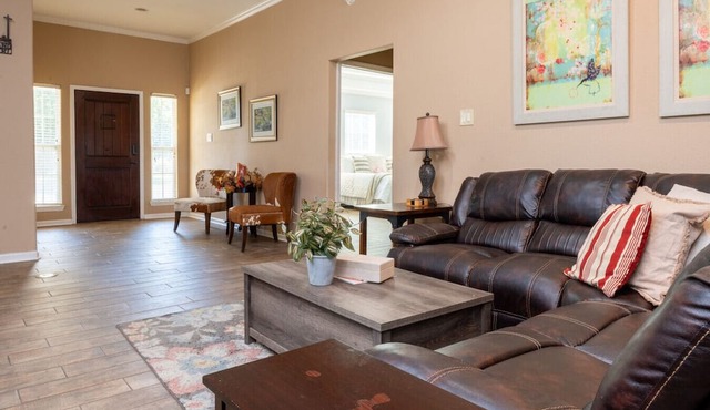 Cozy Texas Getaway w/Fireplace Near Lakes in Marshall
