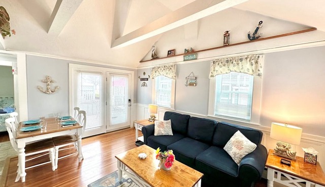 Steps to Keyes Memorial Beach. Minutes to Downtown Hyannis. Pool. Private patio. in Barnstable