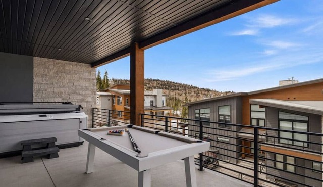 Luxury Ski In and Ski Out Condo with Private Hot Tub and Sauna in Brian Head