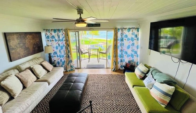 Peaceful, oceanfront,1-bedroom condo with AC, WiFi, on the west coast of Oahu. in Waianae