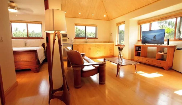 Suite on North Shore property. Walk to beach & town!