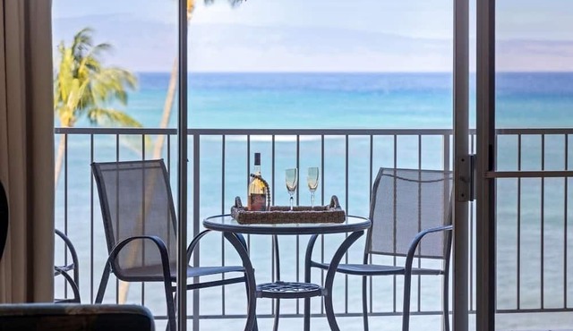 Oceanfront condo, AC, stunning view, resort amenities, walkable area in Napili-Honokowai