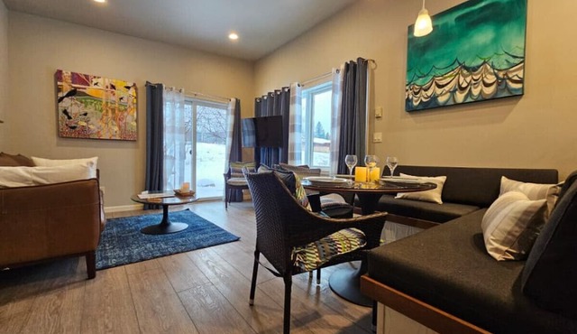 Sunflower Resort Daisy Cabin is in the ultra-quiet Winthrop South community, with a 5 minute walk to downtown on the pedestrian trail. in Winthrop