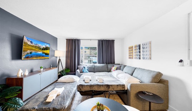 Ground Floor - Water View - Palm Wave Says in Coconut Creek