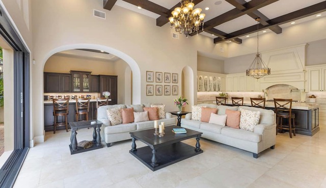 The Kahala Mansion: Luxury Home w/Pool, Golf Stimulator, AC & Beach Access in Honolulu