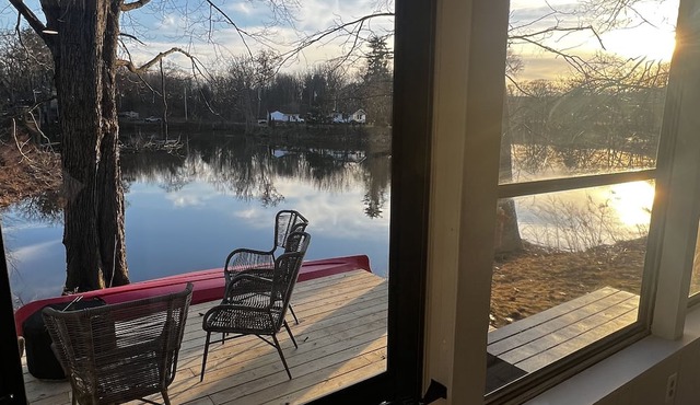 Peaceful Riverfront Cottage with Private Hot tub in Lake Katrine