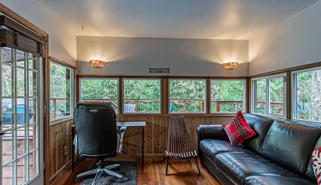 Riverfront Cabin w/Hot Tub : Near Mt. Rainier Sunrise entrance in Enumclaw