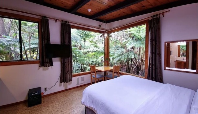Tropical 1-bedroom cabin. Five minute drive to Hawaii Volcanoes National Park.