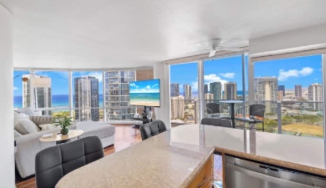 Beach, City lights and Mountain Views 180 degrees view & centrally located in Honolulu