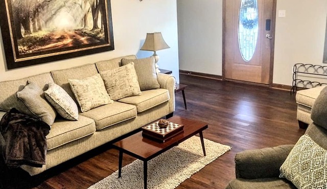 Camp Creek Cottage 3br, 2ba w Outdoor Tent & Grill in Killen