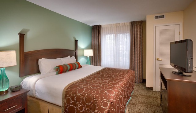2-Bedroom King & Queen Suite | Free Breakfast & Pool in Reno