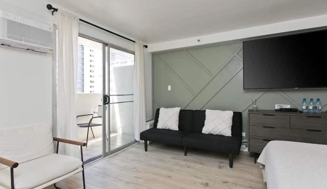Aloha Suite Near the Sea IV, 3 Block Walk to Beach