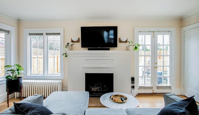Maple Leaf Craftsman w/Private Hot Tub, AC, Fenced Yard & Walkable Dining in Seattle