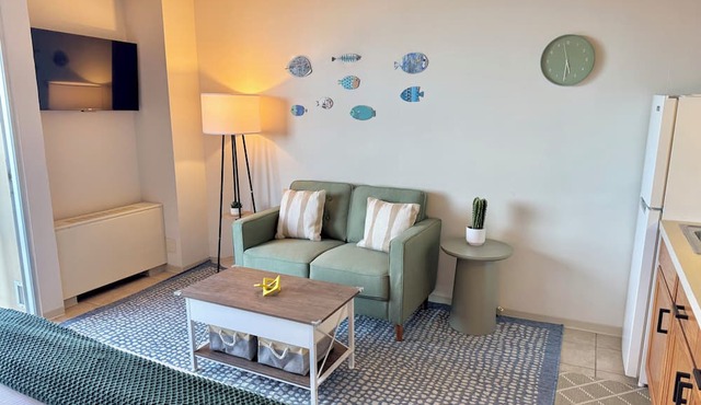 Hilo Studio Retreat with Gorgeous Park View, AC, WiFi, Pool in Hilo