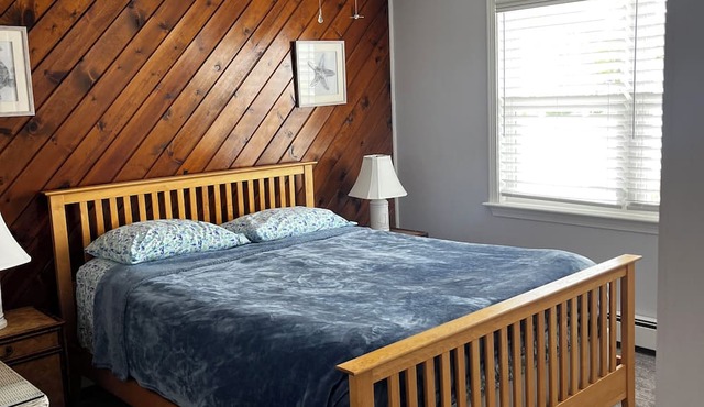 Misquamicut Beach Bungalow - 2 bedroom apartment with WiFi, A/C in Westerly