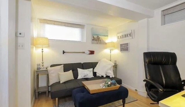 Cozy Modern 2BR Near Grays Beach in Kingston