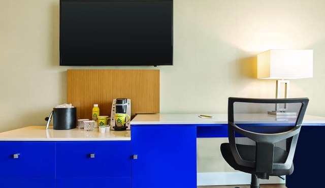 Family Haven at Staypineapple Rose, Two Doubles, Ideal Downtown Stay | 2 Rooms in Portland