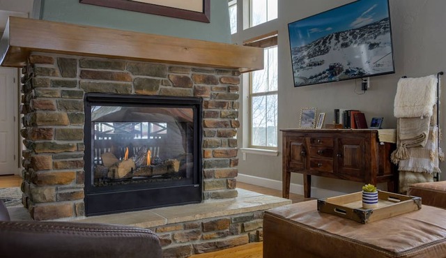 Ski-In Granby Getaway, Hot Tub, Open Layout w/Plush and Cozy Setting, steps from Ski Granby Ranch in Granby