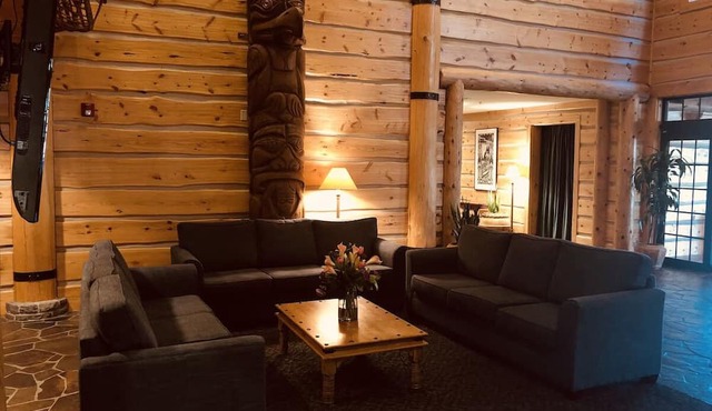 3 Rustic Rooms w/Heated Pool & Hand-Crafted Mountain Lodge Setting in Vancouver