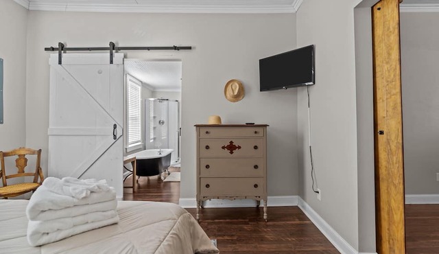 Southport Salty Patriot-Walk to DT/Pets/Fully fenced with firepit! in Southport