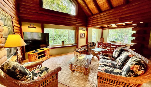 PERMITTED Charming LOG HOUSE Farm Stay! Upcountry Maui. Magical and Peaceful!