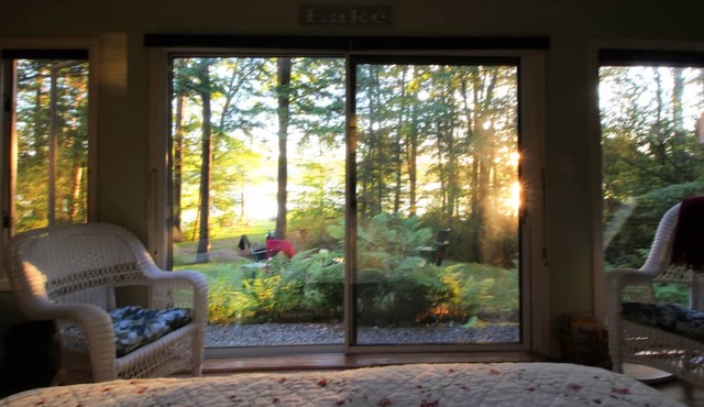 Immaculate Waterfront Studio Apt, kayaks, hot tub, 45 min. to Acadia in Ellsworth