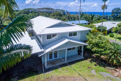 Akaka Falls 6BR Ocean View Retreat with Hot Tub