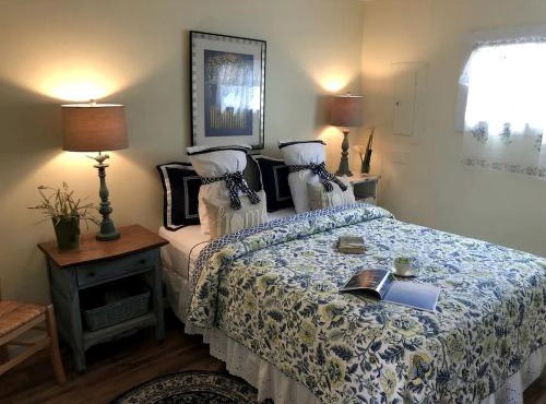 Beautiful Cottage with Private Hot Tub Overlooking Lake near Rochester, New York in Dresden