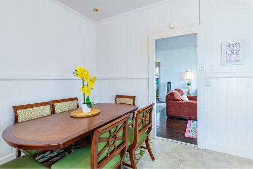 YOUR HILO HOMEBASE - Lovely 3 Bedroom in Heart of Hilo with AC! in Hilo