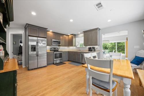 Exceptional Contemporary Retreat with 4 King Beds in Mystic CT in Groton
