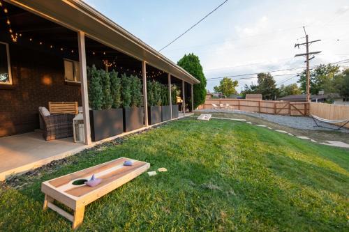 Modern 4BR Retreat Private Yard - 10 Min to DEN in Arvada