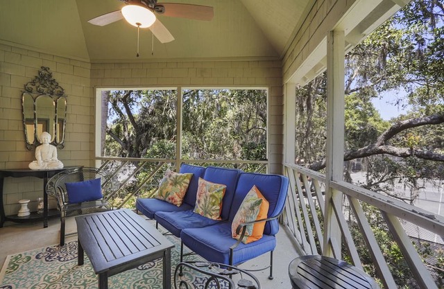 Villa Overlooking Roy Barth Tennis Courts- 5 Minute Walk to Beach in Kiawah Island