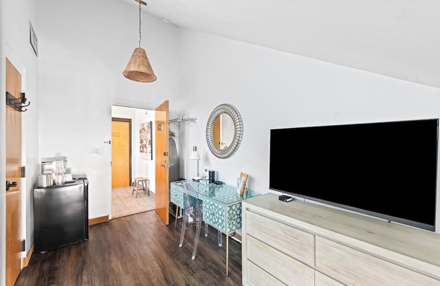 401 Rosemary Beach Inn - Includes Beach Chairs & Complimentary Breakfast + Access to 4 Pools in Rosemary Beach
