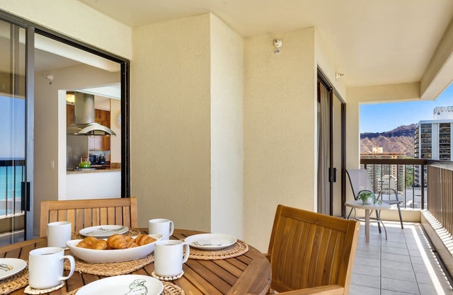 SPECTACULAR OCEAN VIEW! A/C, Wi-Fi, Pool, FREE Valet Parking, Steps to Beach!