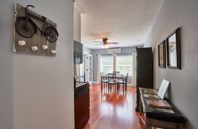 Luxurious & Spacious One Bedroom Downtown Flat in Newberg